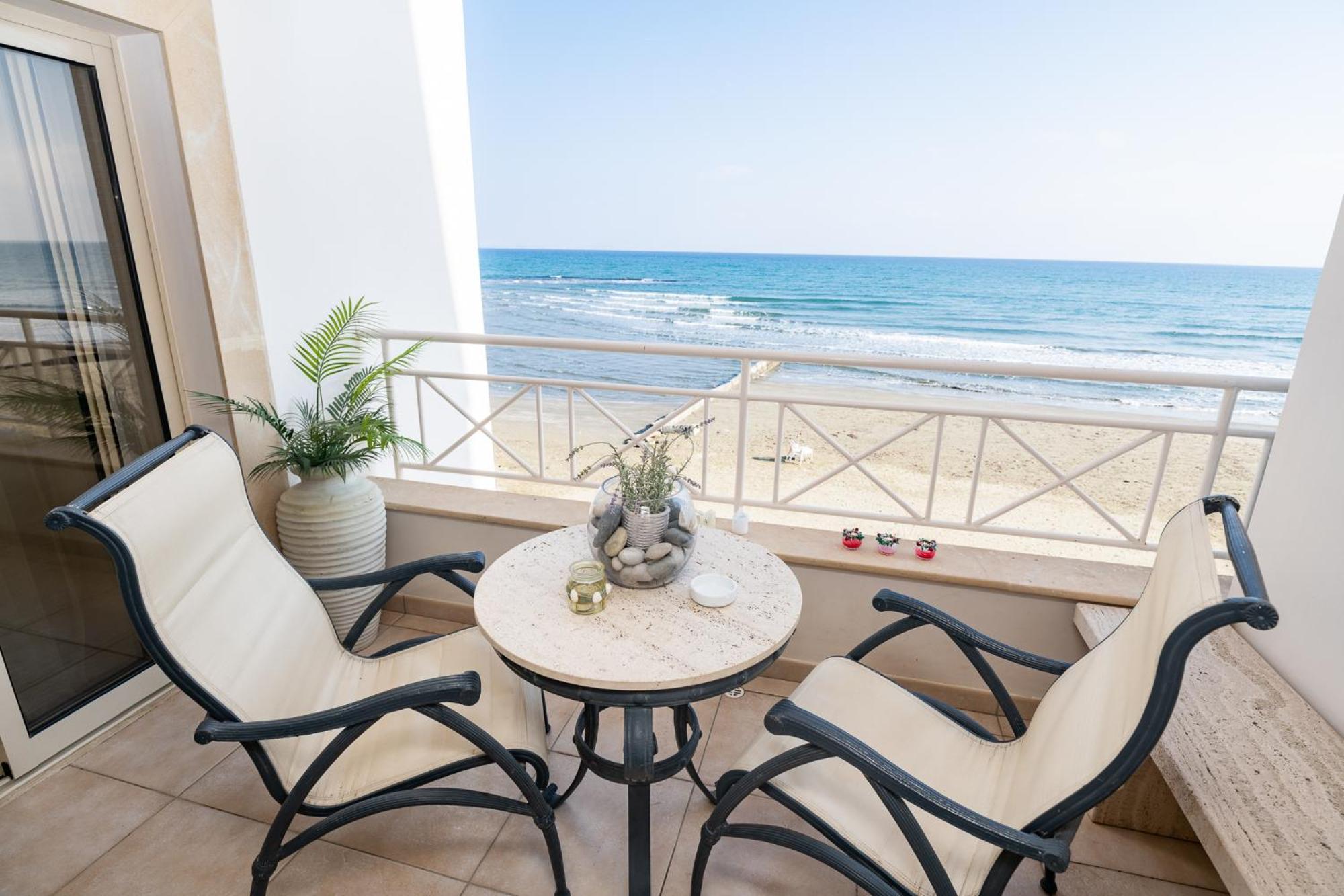 Quattro Beachfront Sea View Ap 4 Larnaca Exteriör bild