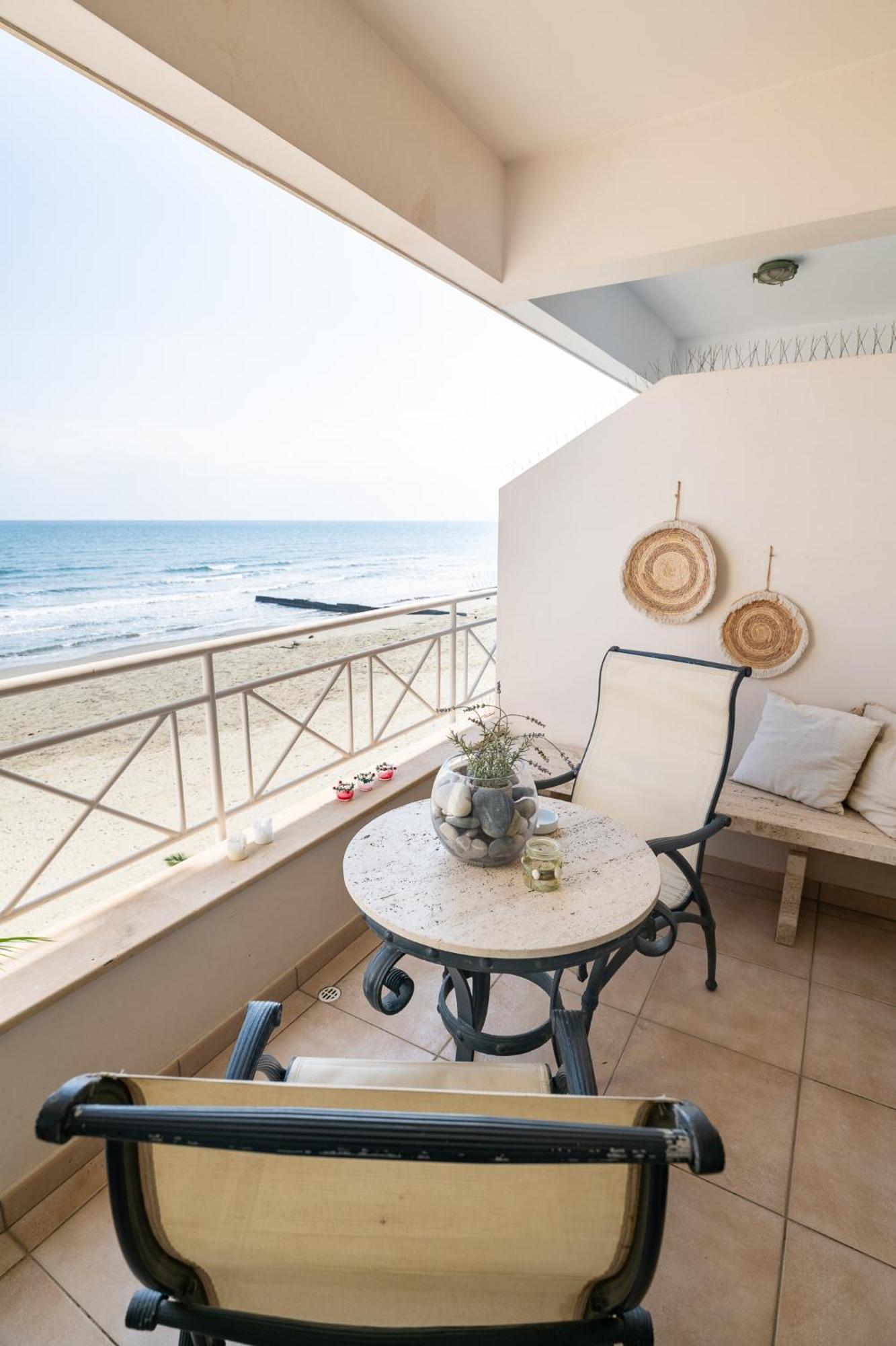 Quattro Beachfront Sea View Ap 4 Larnaca Exteriör bild