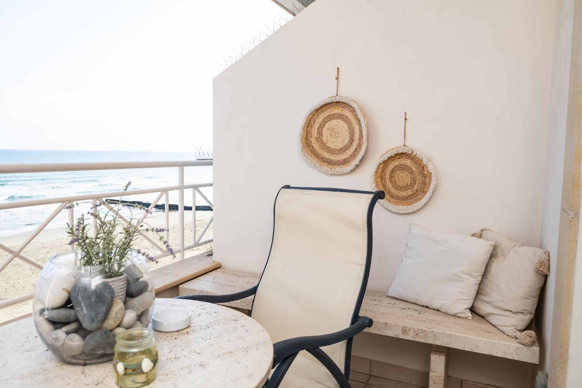 Quattro Beachfront Sea View Ap 4 Larnaca Exteriör bild