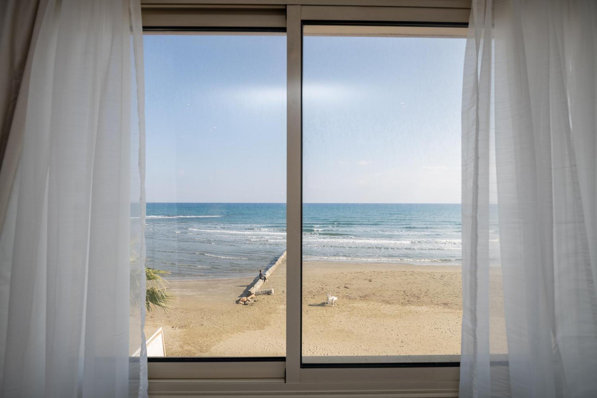 Quattro Beachfront Sea View Ap 4 Larnaca Exteriör bild
