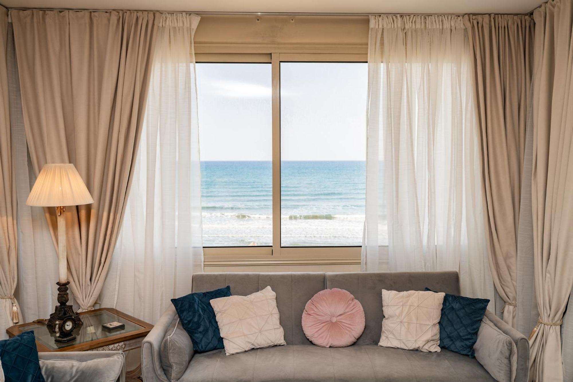 Quattro Beachfront Sea View Ap 4 Larnaca Exteriör bild